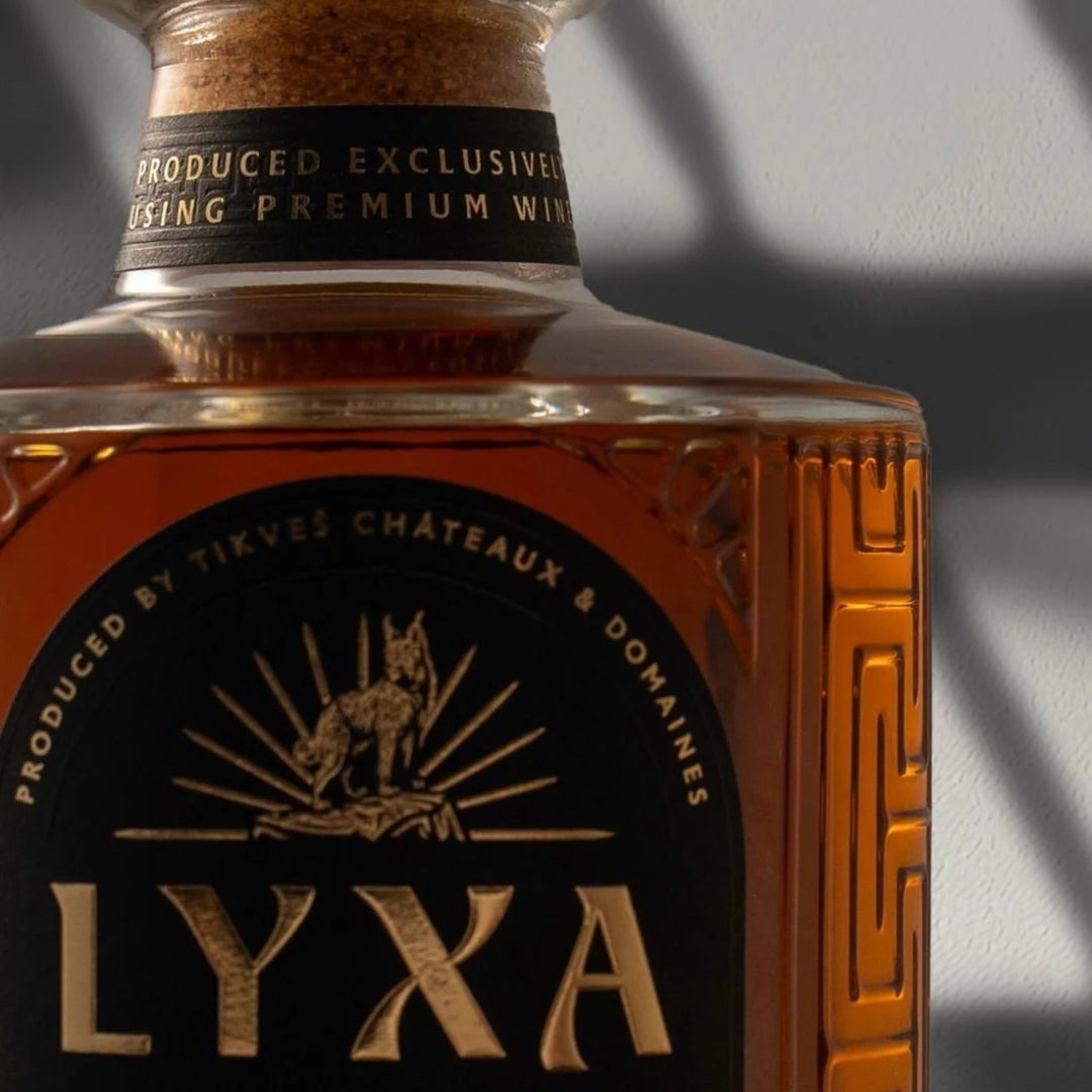 Close-up of the LYXA VS bottle neck and label, with its cork, gold neck band and lynx emblem