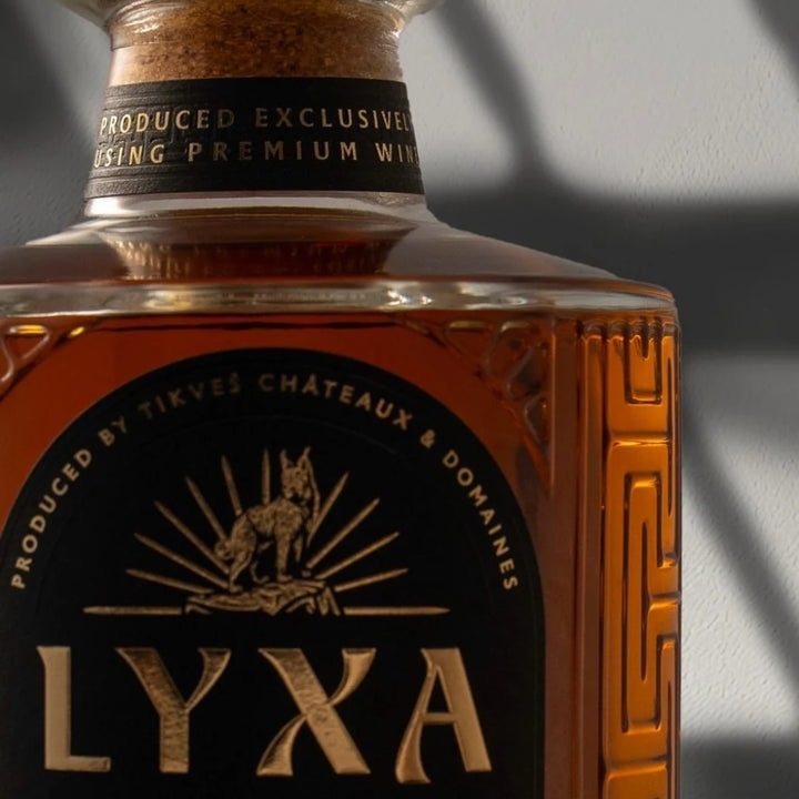 Close-up of the LYXA VS bottle neck and label, with its cork, gold neck band and lynx emblem